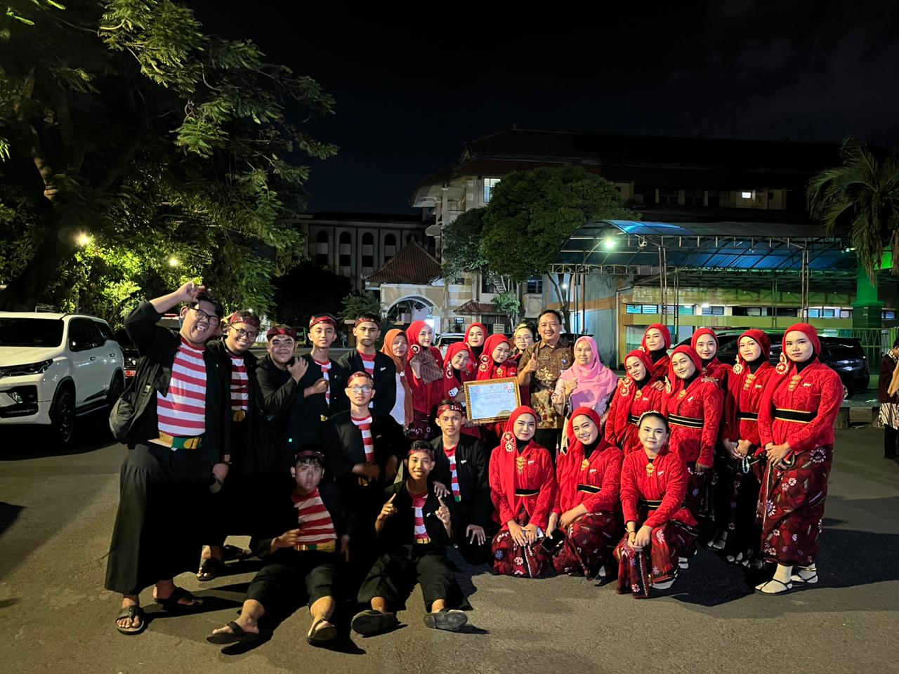 KELOMPOK PADUAN SUARA SMAN 2 PAMEKASAN MEWAKILI KABUPATEN PAMEKASAN MENGIKUTI LOMBA PADUAN SUARA TINGKAT PROVINSI JAWA TIMUR DALAM RANGKA MEMPERINGATI HARI JADI PROVINSI JAWA TIMUR YANG KE-80 TAHUN