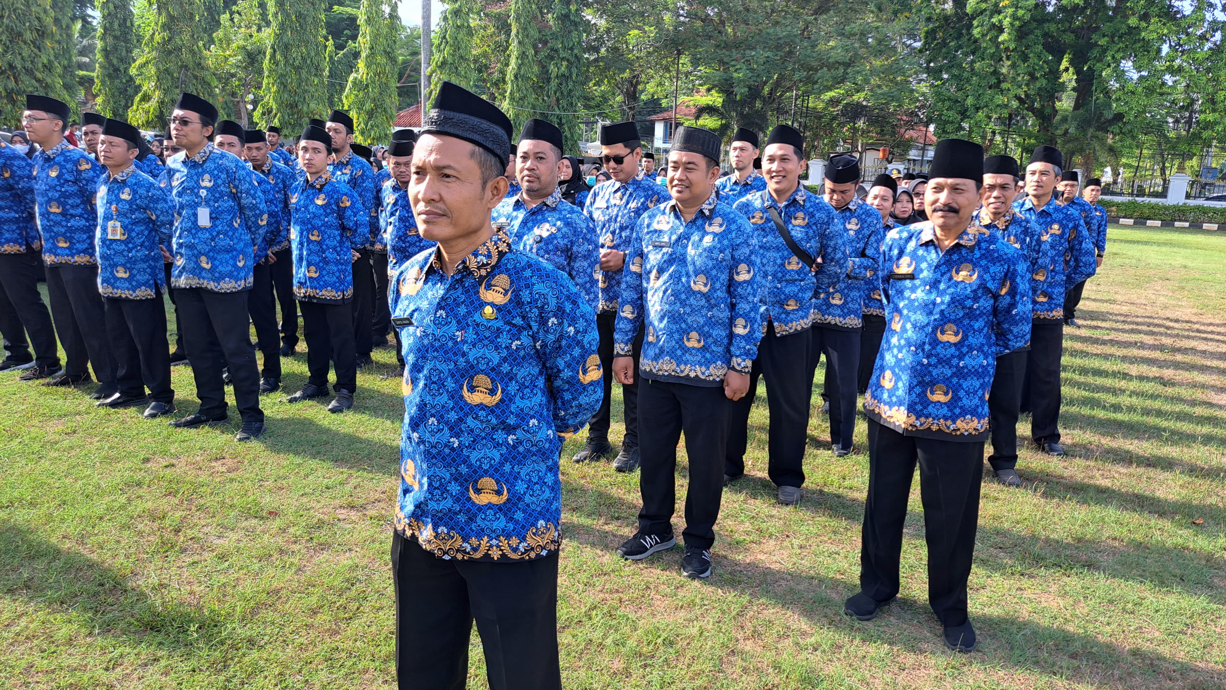KELUARGA BESAR CABANG DINAS PENDIDIKAN WILAYAH KABUPATEN PAMEKASAN MENGIKUTI UPACARA PERINGATAN HARI JADI PROVINSI JAWA TIMUR YANG KE-80 TAHUN