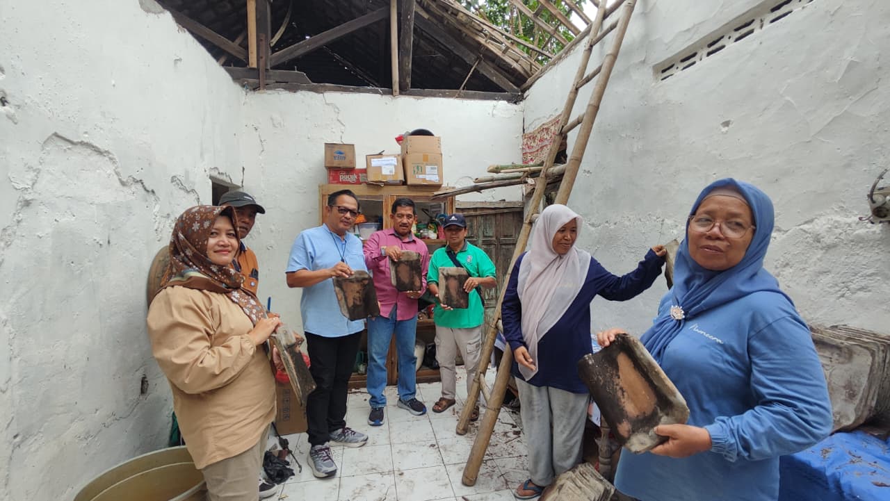 Bantuan Bedah Rumah Guru dari Ibu Gubernur Jawa Timur dalam Rangka Peringatan Hari Guru Tahun 2025