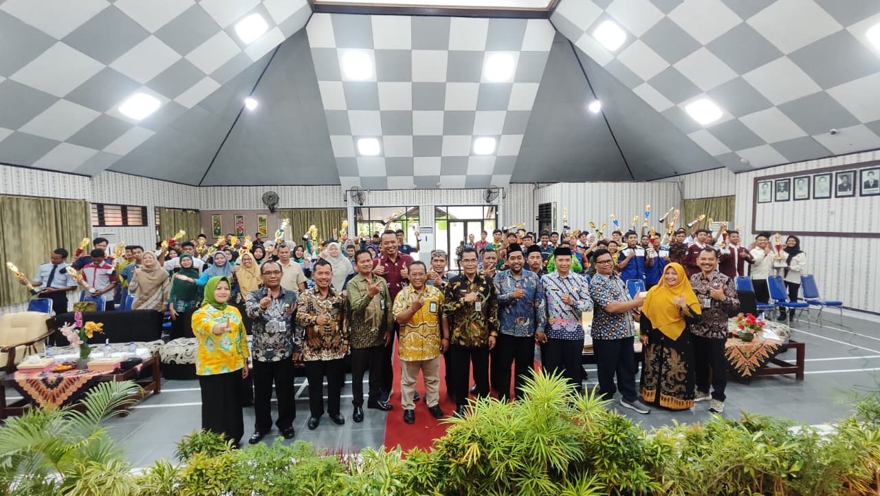 Closing Ceremony LKS Dikmen Tingkat Kabupaten Nganjuk Tahun 2026, Kacabdindik Serahkan Piala dan Sertifikat kepada Para Juara